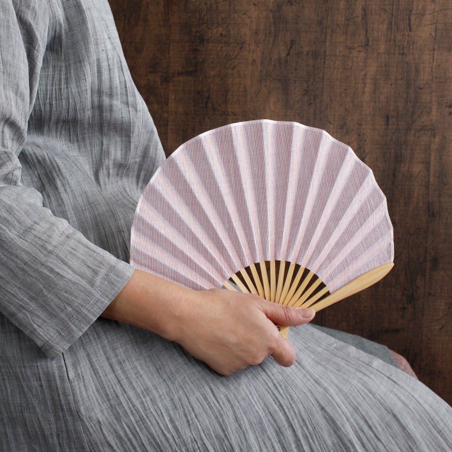 Shell-Shaped Folding Fan / Pink / Stripe