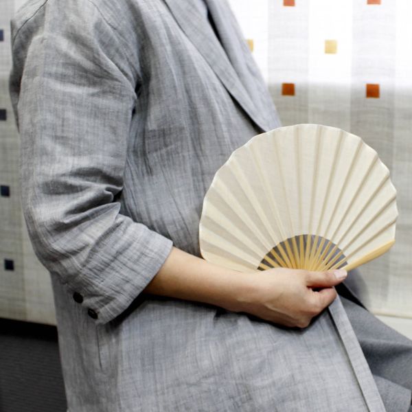 Shell-Shaped Folding Fan / Beige / Plain